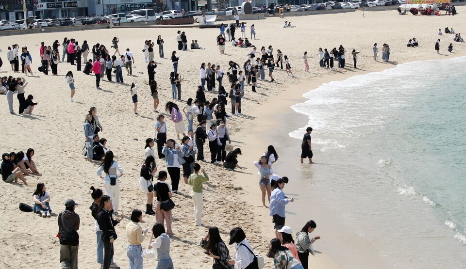 강원 강릉지역의 한낮 최고기온이 28도를 넘은 3일 강릉 안목해변을 찾은 수학여행단의 모습. / 연합뉴스 