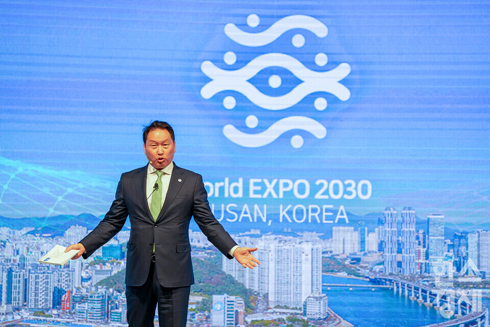 최태원 대한상공회의소 회장이 3일 오후 서울 중구 대한상공회의소 국제회의장에서 열린 제5회 탄소중립과 에너지정책 국제세미나에서 넷 제로.. 더 나은 미래를 위해 함께 가는 길이라는 주제로 기조강연했다. 이날 대한상의는 ‘탄소중립 골든크로스 조기달성을 위한 정책보고서’를 발표하고 ‘탄소중립 골든크로스’ 시점을 앞당길 수 있는 100대 정책과제를 제안했다. /김근현 기자 khkim@sporbiz.co.kr 2023.05.03.