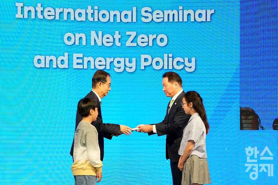 최태원 대한상공회의소 회장이 3일 오후 서울 중구 대한상공회의소 국제회의장에서 열린 제5회 탄소중립과 에너지정책 국제세미나에서 한덕수 국무총리에게 탄소중립 미래전략보고서를 전달하고 있다. /김근현 기자 khkim@sporbiz.co.kr 2023.05.03.