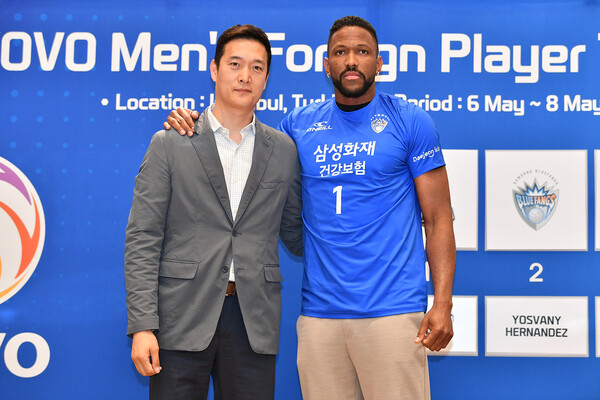 김상우 삼성화재 감독(왼쪽)과 외국인 선수 요스바니 에르난데스. /KOVO 제공