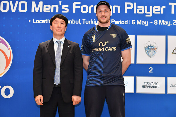 신영철 우리카드 감독(왼쪽)과 외국인 선수 마테이 콕. /KOVO 제공