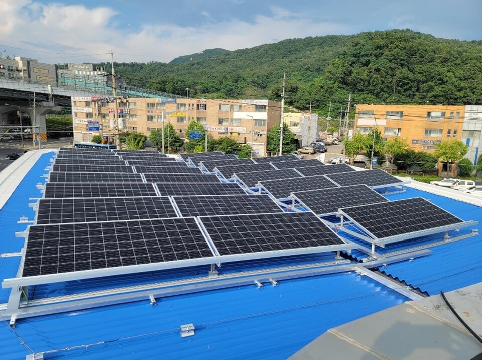 솔라엣지 안전솔루션이 적용된 서울 주유소 지붕태양광시스템(25kW). / 솔라엣지 제공 
