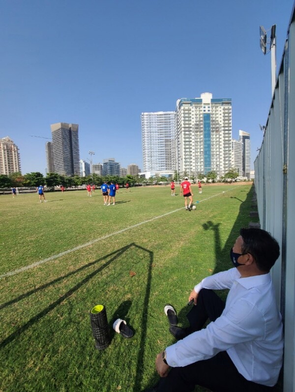 최윤 회장이 선수들을 응원하기 위해 경기장을 찾았다. /OK금융그룹 제공