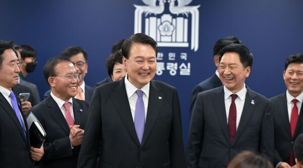 경제계는 취임 1주년을 맞은 윤석열 정부의 ‘기업 제도와 환경’에 대해 ‘개선됐다’(66%)고 평가하며 합격점을 줬다. / 대통령실 제공