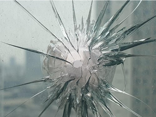 A씨가 날린 쇠구슬로 파손된 유리창 / 연합뉴스