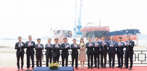 이승우 남부발전 사장(왼쪽에서 일곱 번째)이 LNG 연료추진선 ‘HL남부 1호’ 명명식 개최 기념 촬영을 하고 있다. / 남부발전 제공 