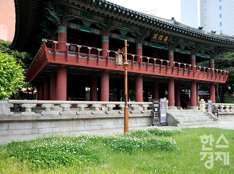 15일 오후 서울 종로구 보신각 일대가 관리되지 않은 채 잡초가 무성히 자라고 있다. /김근현 기자 khkim@sporbiz.co.kr 2023.05.15.