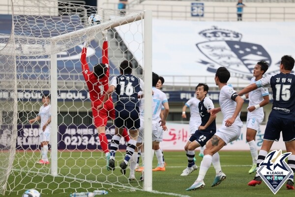 서울 이랜드는 천안시티FC에 3-2 역전승을 거머쥐었다. /한국프로축구연맹 제공