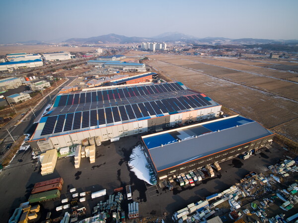 인주생산클러스터는 국내 단일 단지에 지붕형태양광 전 모델을 운영하는 유일한 곳으로, 총 지붕면적 1만평에 9,000여개 태양광 모듈로 4.5GWh 전력을 생산하는 친환경 생산단지다. / 에스와이 제공