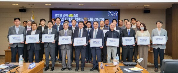 남부발전이 15일 부산 본사 비전룸에서 중소기업의 해외 수출 경쟁력 강화를 위해 간담회를 개최하고 기념촬영을 하고 있다. / 남부발전 제공 