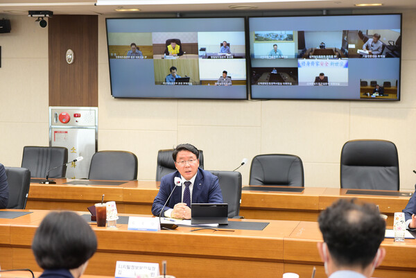 한국남부발전이 16일 부산 본사에서 임직원이 참석한 가운데, 전력그룹사 고강도 자구노력에 동참하고 국민 고통 분담과 경영 위기 극복을 위한 ‘KOSPO 비상경영대책회의’를 개최했다. / 남부발전 제공 