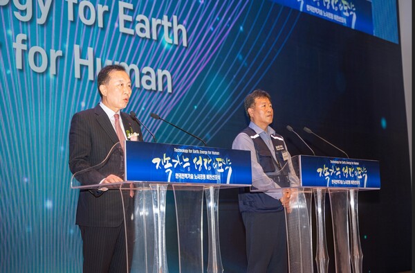 16일  한국전력기술 김천 본사 1층 대강당에서 개최된 ‘지속가능 성장 및 도약을 위한 노사공동 비전선포식’에서 한국전력기술 김성암 사장(사진 왼쪽)과 하진수 노동조합위원장(사진 오른쪽)이 공동 개회사를 통해 미래비전을 선포하고  힘찬 재도약을 다짐하고 있다. / 한전기술 제공 