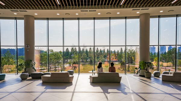 일월수목원 방문자센터에서 시민들이 수목원 전경을 바라보고 있다./ 수원시 제공