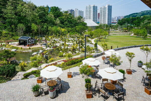 영흥수목원 방문자센터에서 내려다본 암석원./ 수원시 제공