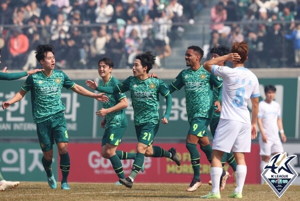 프로 2년 차 구단 김포FC가 K리그2에서 돌풍을 일으키고 있다. /한국프로축구연맹 제공