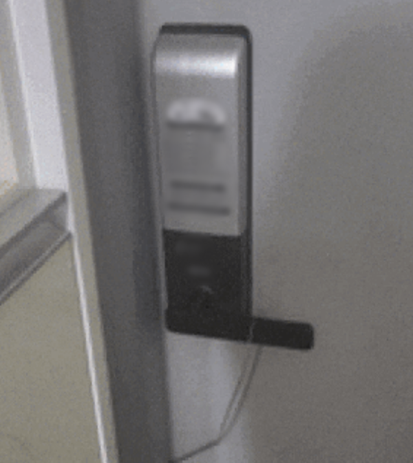 현관문 틈새로 들어온 철사 올가미. /온라인 커뮤니티 캡처