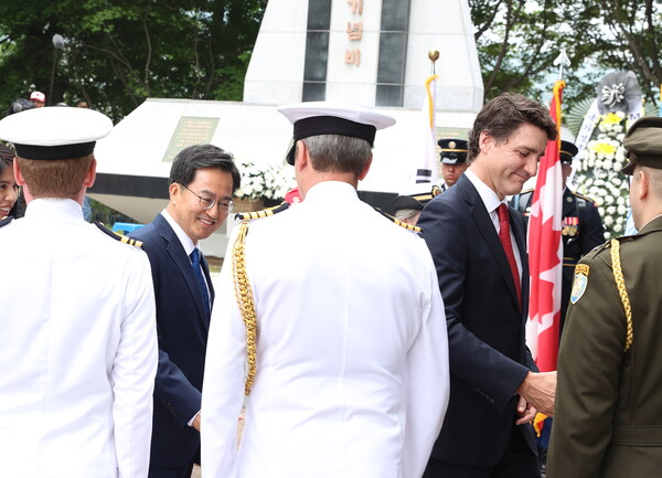 김동연 지사는 이날 오전 한국-캐나다 수교 60주년 기념 캐나다 참전 가평전투지숲길 조성 기념행사에 참석해 트뤼도 캐나다 총리와 함께 전투기념비에 헌화하고 묵념했다./ 경기도 제공