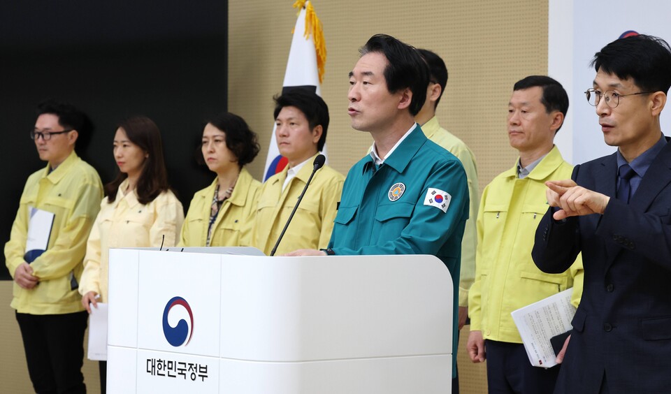 김성호 행정안전부 재난안전관리본부장이 19일 오전 세종시 정부세종청사에서 열린 풍수해·폭염 등 여름철 자연재난 종합대책과 관련한 관계기관 합동브리핑에서 주요 내용을 설명하고 있다. / 연합뉴스