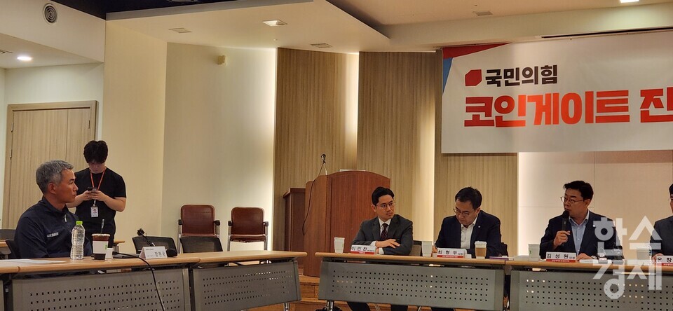 19일 장현국 위메이드 대표가 경기도 판교에 위치한 위메이드 본사를 찾은 국민의힘 '코인 게이트 진상 조사단'의 발언을 듣고 있다./성은숙 기자