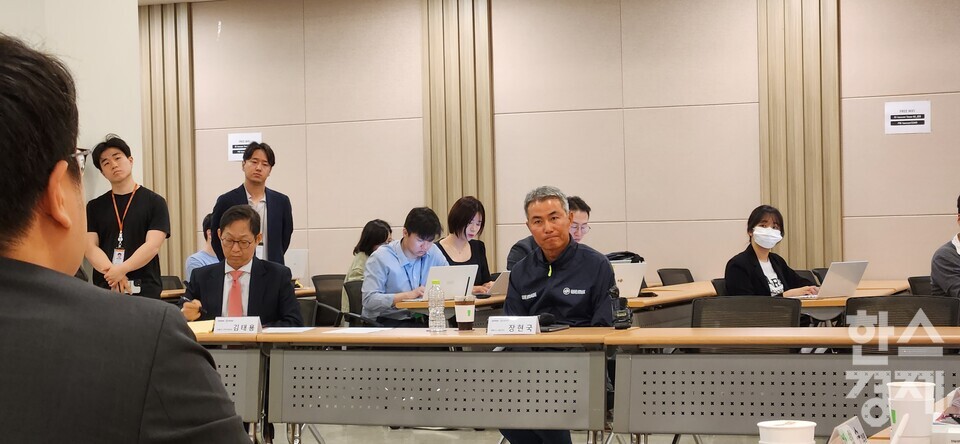 19일 장현국 위메이드 대표가 경기도 판교에 위치한 위메이드 본사를 찾은 국민의힘 '코인 게이트 진상 조사단'의 질문을 듣고 있다./성은숙 기자