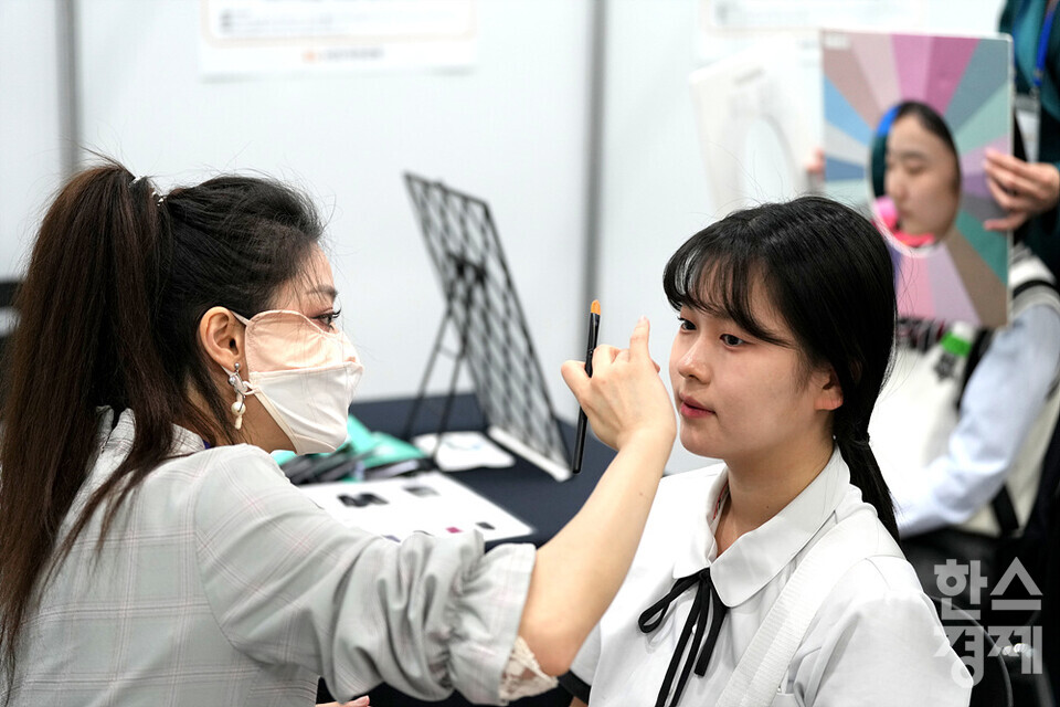 시민들이 22일 오전 서울 강남구 코엑스에서 열린 KB굿잡 우수기업 취업박람회에서 면접에 유리한 이미지컨설팅을 받고 있다. /김근현 기자 khkim@sporbiz.co.kr 2023.05.22.