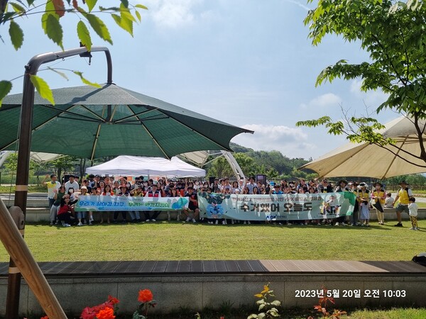 한국전력거래소가 지난 20일 '청소년과 함께하는 환경보호 대작전! 캠페인' 활동에 참여했다. / 전력거래소 제공.