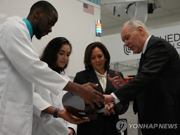 카멀라 해리스 미국 부통령(오른쪽 첫번째)이 22일(현지시간) 미국 캘리포니아주 서니베일에 있는 세계적 반도체 장비회사 어플라이드 머티어리얼즈를 방문해 게리 디커슨 최고경영자(CEO·오른쪽 첫번째)로부터 설명을 듣고 있다. /연합뉴스