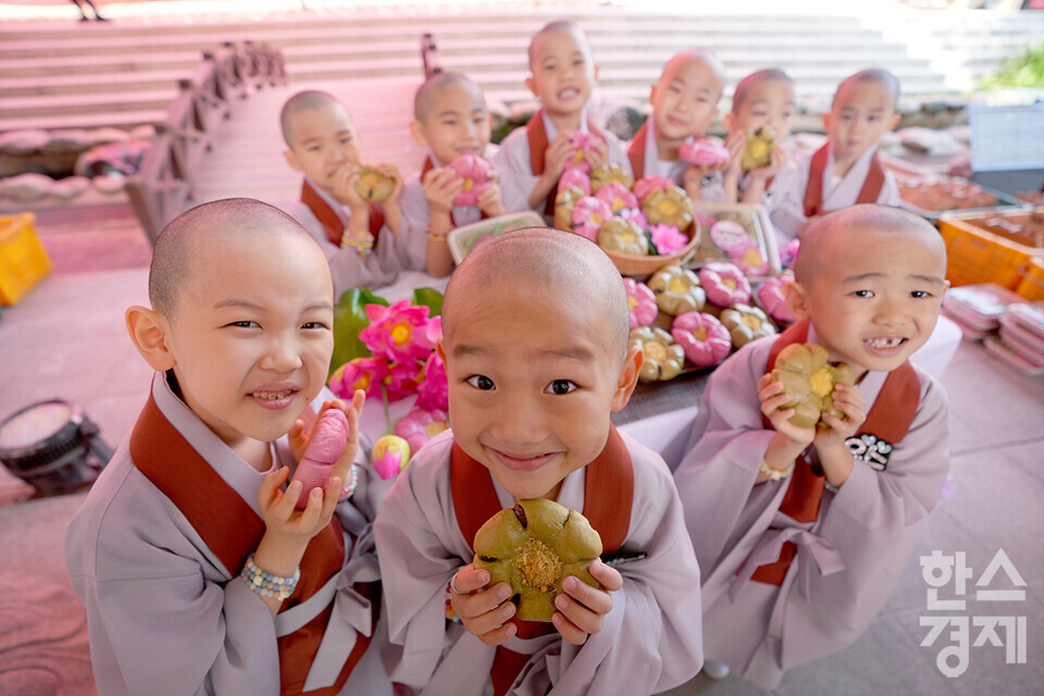 단기출가 과정 '보리수 새싹학교'에 참가한 동자승들이 23일 오전 서울 종로구 조계사에서 '연꽃단팥빵'을 소개하고 있다. 신세계푸드가 부처님오신날을 맞아 출시한 '연꽃단팥빵'은 우유, 계란, 버터 없이 100% 식물성 재료로 만든 단팥빵으로 백년초와 연잎 가루로 색을 내고, 불교의 6개 수행덕목을 상징하는 '육바라밀'의 의미를 6개의 꼬잎 모양에 담은 것이 특징이다. /김근현 기자 khkim@sporbiz.co.kr 2023.05.23.