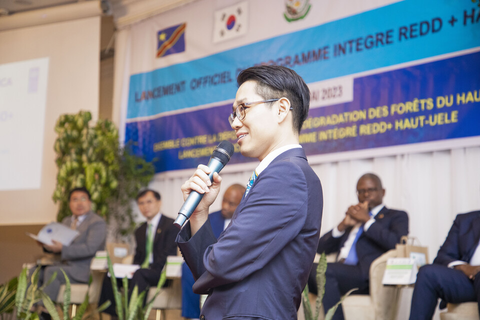 코이카와 유엔개발계획(UNDP)이 콩고민주공화국 수도 킨샤사에 있는 멤링호텔에서 개최한 ‘오트우엘레주 산림전용 및 황폐화방지(REDD+)를 통한 통합적 기후변화대응사업’ 착수식에서 UNDP 박준우 전문가가 참석자를 대상으로 사업에 대해 설명하고 있다. / 코이카 제공