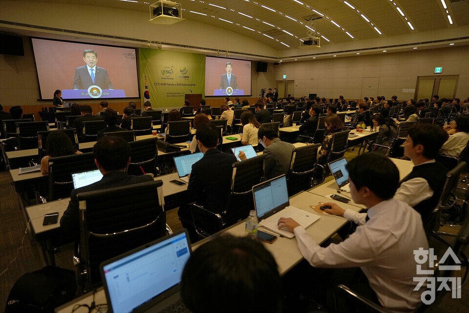 24일 오전 서울 영등포구 전경련회관에서 열린 2023 제4회 1.5˚C HOW Forum 및 ESG Korea Awards에서 김진표 국회의장의 영상축사가 재생되고 있다. /김근현 기자 khkim@sporbiz.co.kr 2023.05.24