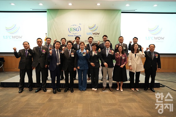 정순표 한스경제 대표이사와 임오경 더불어민주당 국회의원, 윤순진 서울대학교 환경대학원장, 조명래 전 환경부장관을 비롯한 내빈들이 24일 오전 서울 영등포구 전경련회관에서 열린 2023 제4회 1.5˚C HOW Forum 및 ESG Korea Awards에서 기념촬영을 하고 있다. /김근현 기자