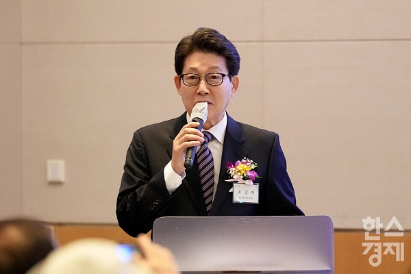 조명래 전 환경부장관이 24일 오전 서울 영등포구 전경련회관에서 열린 2023 제4회 1.5˚C HOW Forum 및 ESG Korea Awards에서 탄소중립과 ESG라는 주제로 강연을 하고 있다. /김근현 기자