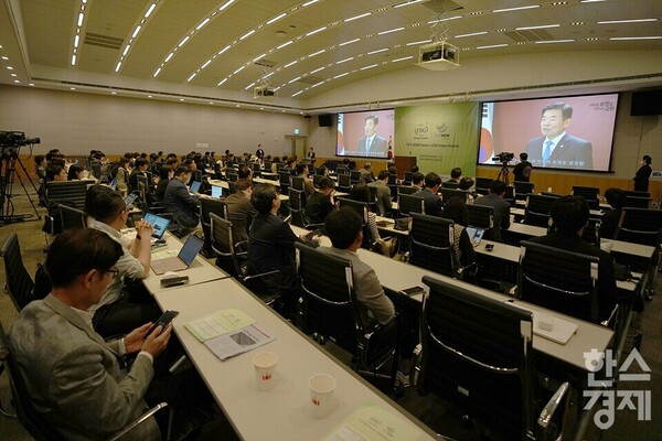 24일 오전 서울 영등포구 전경련회관에서 열린 2023 제4회 1.5˚C HOW Forum 및 ESG Korea Awards에서 김진표 국회의장의 영상축사가 재생되고 있다. /김근현 기자