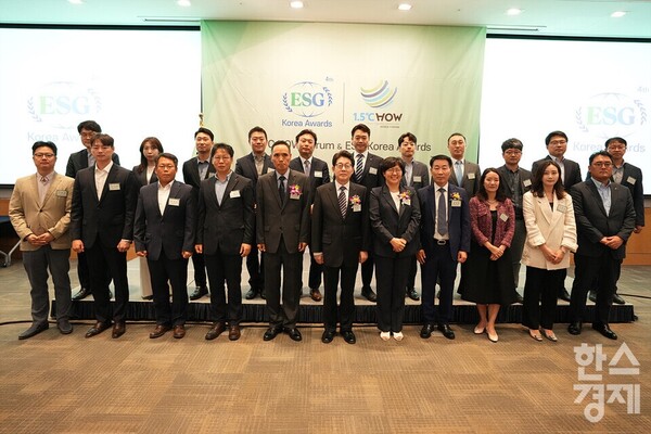 정순표 한스경제 대표이사와 임오경 더불어민주당 국회의원, 윤순진 서울대학교 환경대학원장, 조명래 전 환경부장관을 비롯한 수상자들이 24일 오전 서울 영등포구 전경련회관에서 열린 2023 제4회 1.5˚C HOW Forum 및 ESG Korea Awards에서 기념촬영을 하고 있다. /김근현 기자