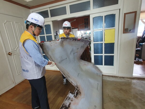 동서발전 '제13호 신박한 에너지 정리'에 선정된 수혜가정의 에너지효율 개선공사를 동서발전 직원들이 돕는 모습. / 동서발전 제공 