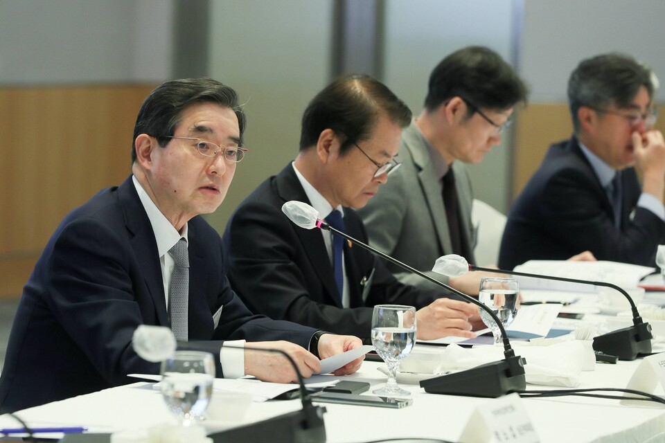 김윤 K-ESG 얼라이언스 의장이 지난 12일 서울 영등포구 전경련회관에서 열린 '제6차 K-ESG 얼라이언스 회의'에 참석해 인사말을 하고 있다. / 연합뉴스