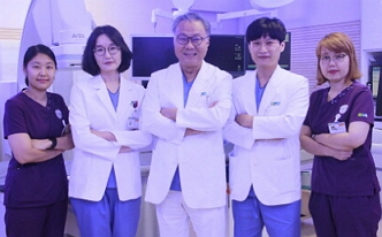 왼쪽부터) 조선화 간호사, 이윤나·문종호·신일상 교수, 송아리 간호사/제공=순천향대 부천병원