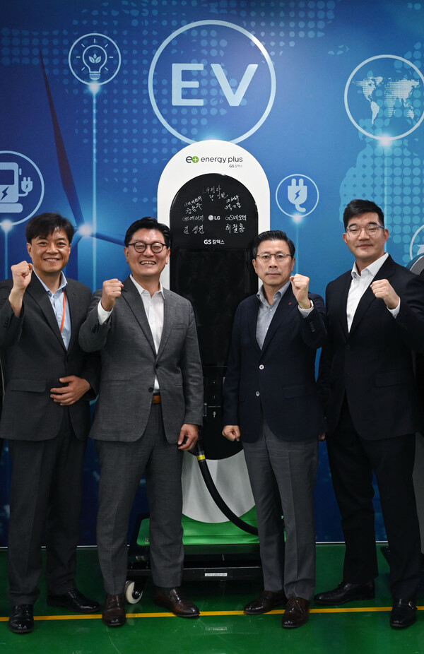 LG전자는 지난 24일 경기도 평택 LG디지털파크에서 '1호 충전기 제품 생산' 오프닝 세리모니를 개최했다. 강동주 하이비차저 대표(왼쪽부터), 김성원 GS에너지 에너지자원사업본부장, 장익환 LG전자 BS사업본부장, 허철홍 GS엠비즈 대표이사. /LG전자