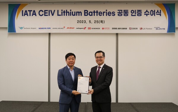 25일 인천 그랜드하얏트호텔에서 박지헌 제주항공 화물사업실장(왼쪽)과 필립 고(Philip Goh) IATA 아-태 지역 부사장이 리튬배터리 인증 수여식을 진행하고 있다./제주항공 제공