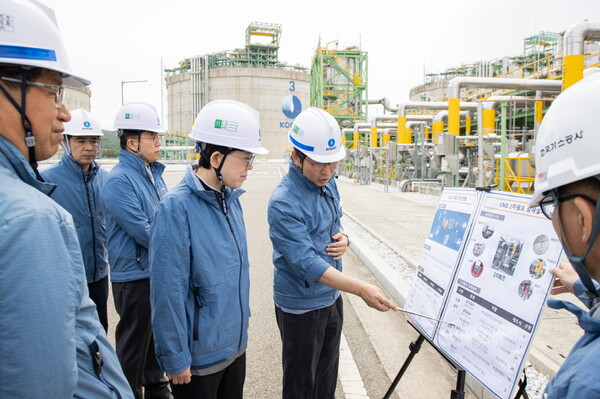 한국가스공사는 17일부터 6월 13일까지 국가핵심기반시설인 5개 LNG기지 등에 대한 집중안전점검을 실시한다. 최연혜 가스공사 사장이 안전점검을 하는 모습. / 가스공사 제공 