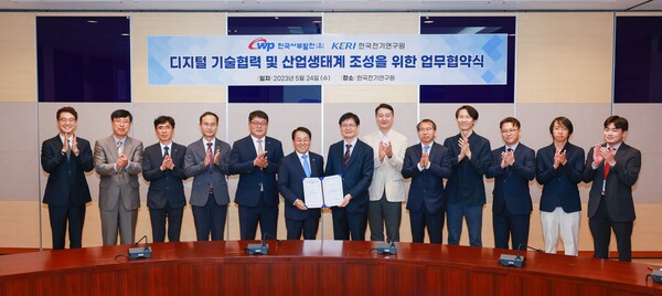한국서부발전은 24일 전기연구원 안산 분원에서 전기연구원과 ‘디지털 기술협력 및 산업 생태계 조성을 위한 업무협약’을 체결했다. / 서부발전 제공 