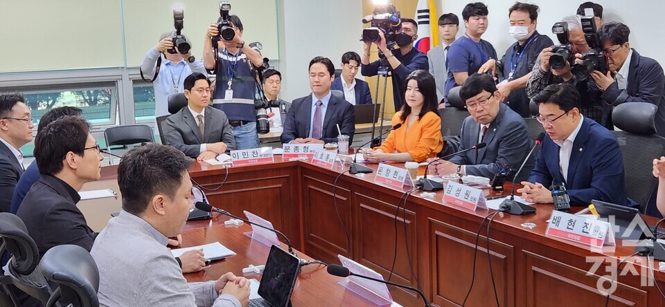 26일 국민의힘 '코인게이트 진상조사단'이 서울 여의도 국회의원회관 제7간담회의실에서 제3차 전체회의를 열고 가상화폐 거래소 빗썸 관계자들과 얘기하고 있다./성은숙 기자