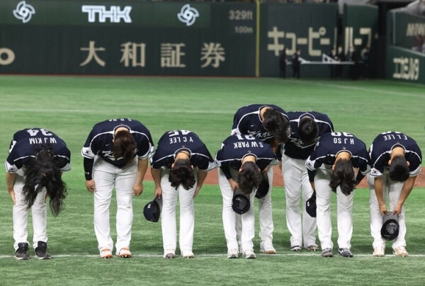 한국 야구 대표팀 선수들이 3월10일 오후 일본 도쿄돔에서 열린 2023 세계야구클래식(WBC) 본선 1라운드 B조 조별리그 일본과 경기에서 4-13으로 패한 뒤 고개 숙여 인사하고 있다.