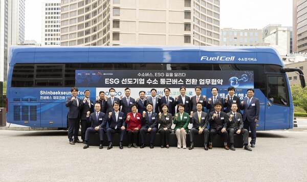 SK E&S는 환경부, 현대자동차, 전국전세버스조합 등과 ‘ESG선도기업 수소 통근버스 전환 협약’을 체결하는 등 수소상용차가 확대에 적극 나서고 있다. / SK E&S 제공