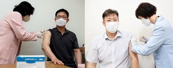 안재용 SK바이오사이언스 사장(왼쪽)과 김훈 대표가 스카이코비원을 접종하고 있다. /SK바이오사이언스 제공