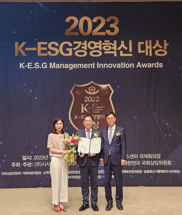 한전KDN은 지난 달 31일 프레스센터 국제회의장에서 개최된 ‘2023년 K-ESG경영혁신대상’에서 국회 환경노동위원장상을 수상했다고 밝혔다. / 한전KDN 제공 