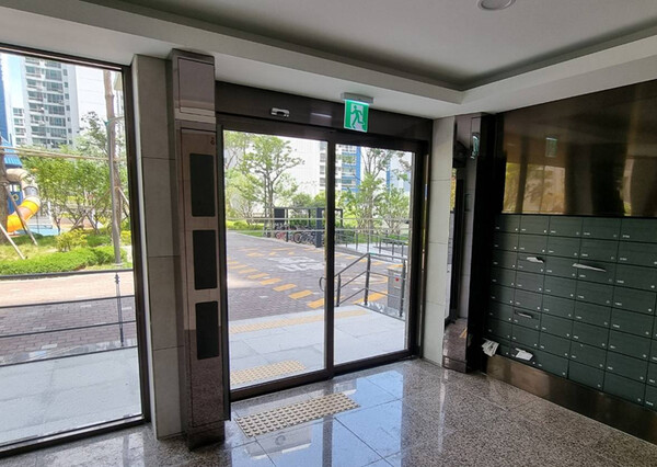 부산시 진구 소재 아파트에 신성이엔지 퓨어게이트가 설치된 모습 / 신성이엔지 제공