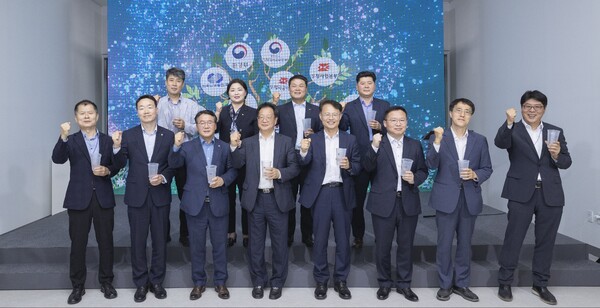 남부발전 등 15개 민·관·공이 정부세종청사 중앙동에서 '정부청사 커피전문점, 1회용품 제로 2027 비전 선포식'을 개최하고, 다회용컵 순환시스템 도입을 위한 업무협약을 체결했다. (앞줄 왼쪽부터 행복커넥트 박대호 상임이사, 농협은행 이인용 센터장, 남부발전 이승우 사장, 행정안전부 조소연 청사관리본부장, 환경부 신진수 물관리정책실장, 우정사업본부 김승모 단장, 우체국공익재단 박종석 이사장, SK텔레콤 이준호 부사장) / 남부발전 제공 