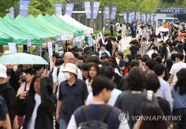지난달 24일 오후 무악대동제가 열리고 있는 서울 서대문구 연세대학교에서 학생들이 축제를 즐기고 있다./연합뉴스.