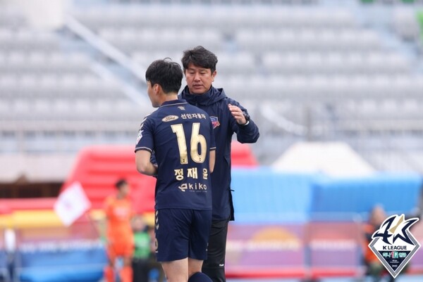 5월 6일 강원FC전에서 수원FC의 U-22 자원 정재윤이 교체로 그라운드를 빠져나가고 있다. /한국프로축구연맹 제공